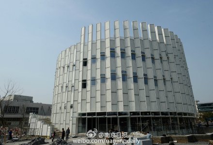 南京"绿色灯塔"点亮低碳之光:位于南京高新区的一座圆柱体建筑亮相!