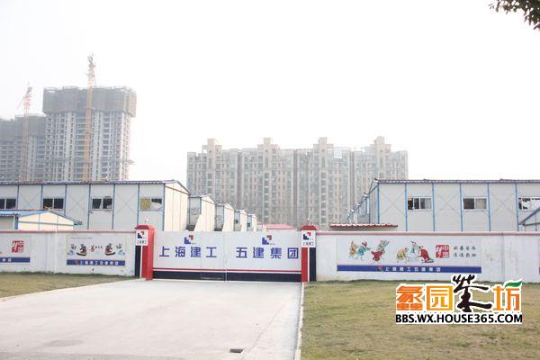 整个工程是由上海建工五建集团承建,工友们临时搭建的工棚 从工棚也